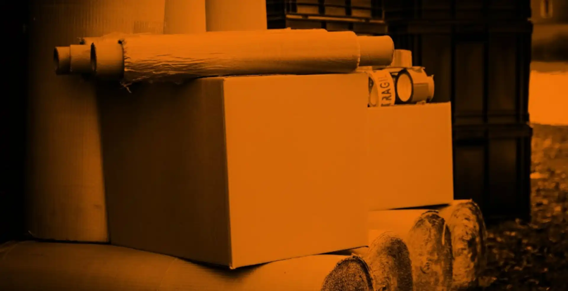 Equipo de mudanzas preparando cajas