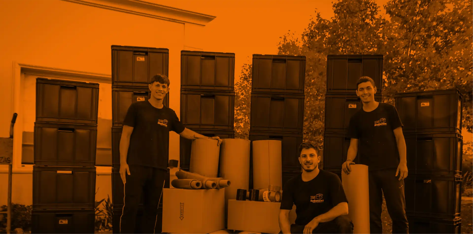 Equipo de mudanzas preparando cajas