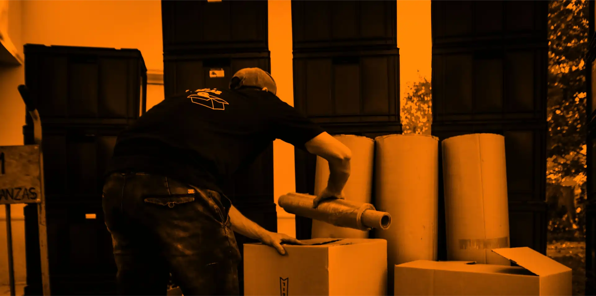 Personal de mudanzas trasladando cajas